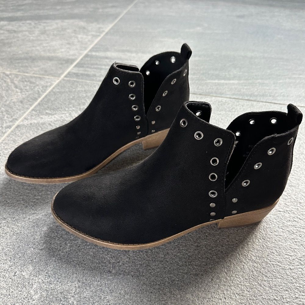 NWOB Journee Collection Black Faux Suede Ankle Booties Silver Eyelet Detail 7.5